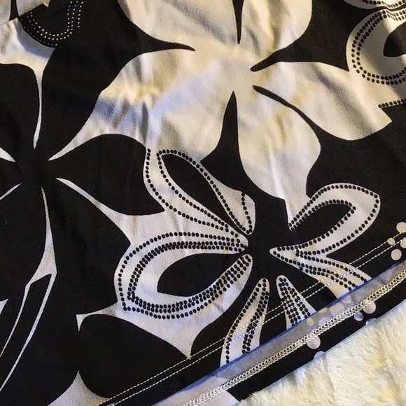 Black & White Hawaiian Beach Cover-Up Skirt🌺🏝️🌊 - Picture 2 of 5